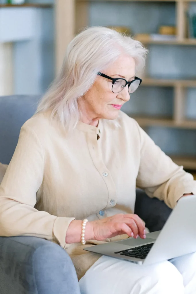 En dam jobbar med en dator och får IT support och teknikhjälp i hemmet