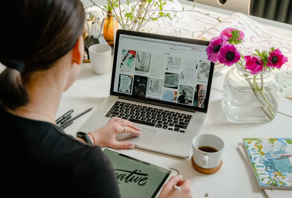 Kvinna arbetar med sin laptop för att skapa nytt grafiskt innehåll